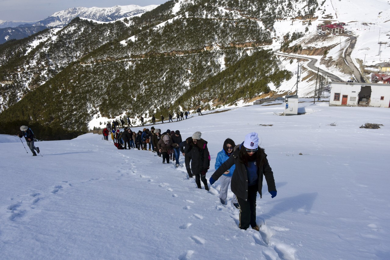 Yüzlerce üniversite öğrencisi Zigana dağında stres attı 7