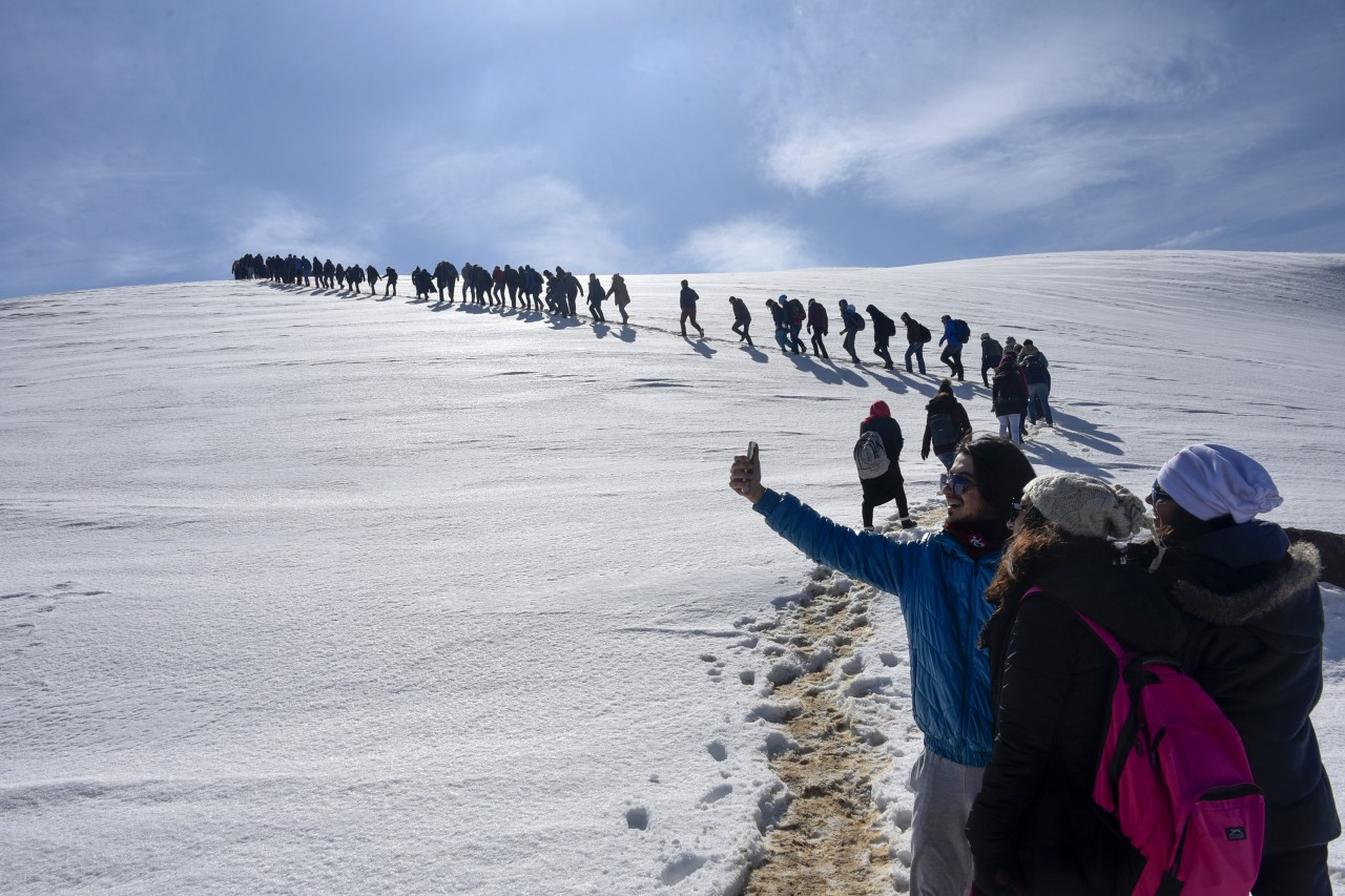 Yüzlerce üniversite öğrencisi Zigana dağında stres attı 11