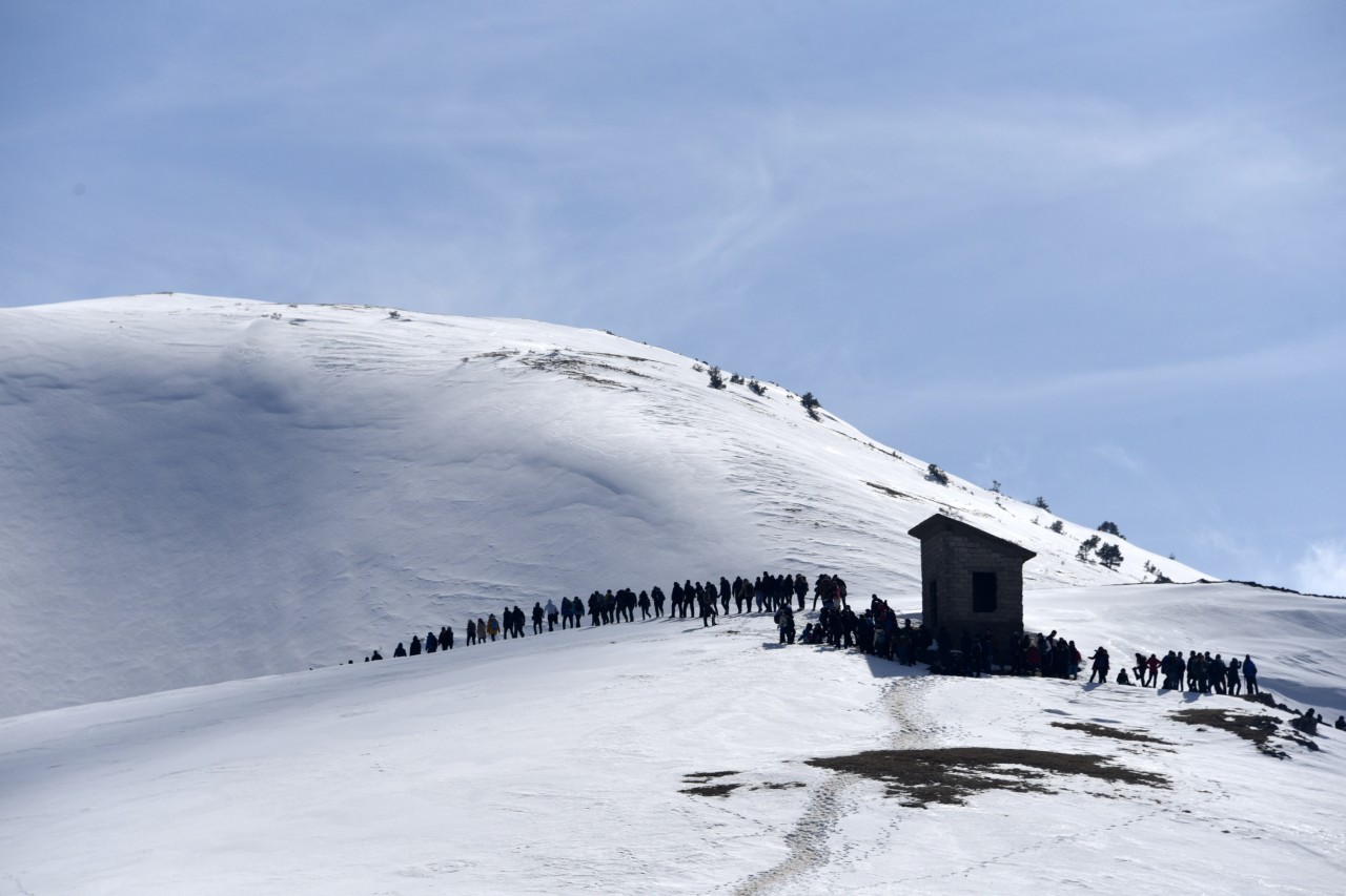 Yüzlerce üniversite öğrencisi Zigana dağında stres attı 17