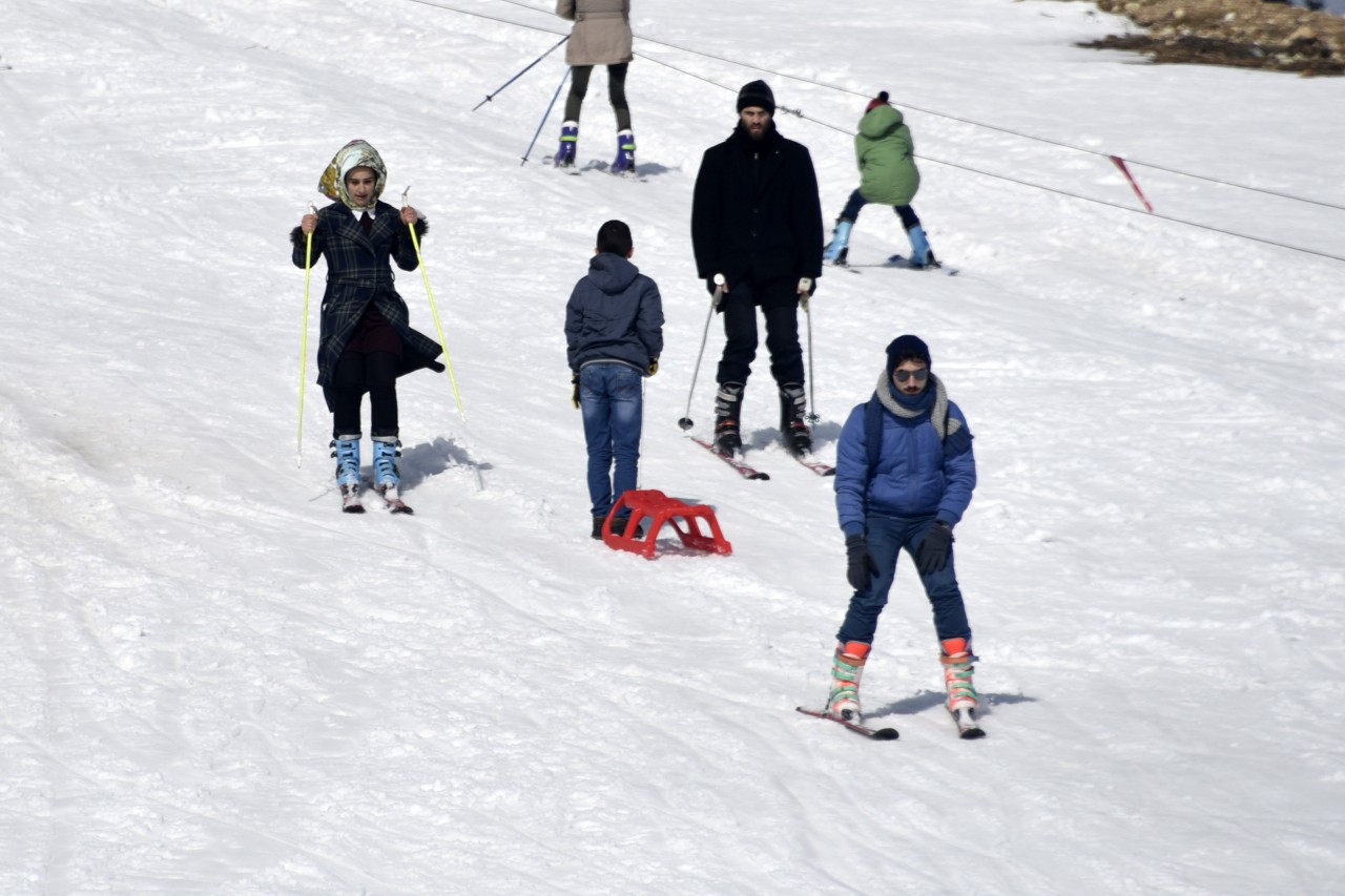 Yüzlerce üniversite öğrencisi Zigana dağında stres attı 35