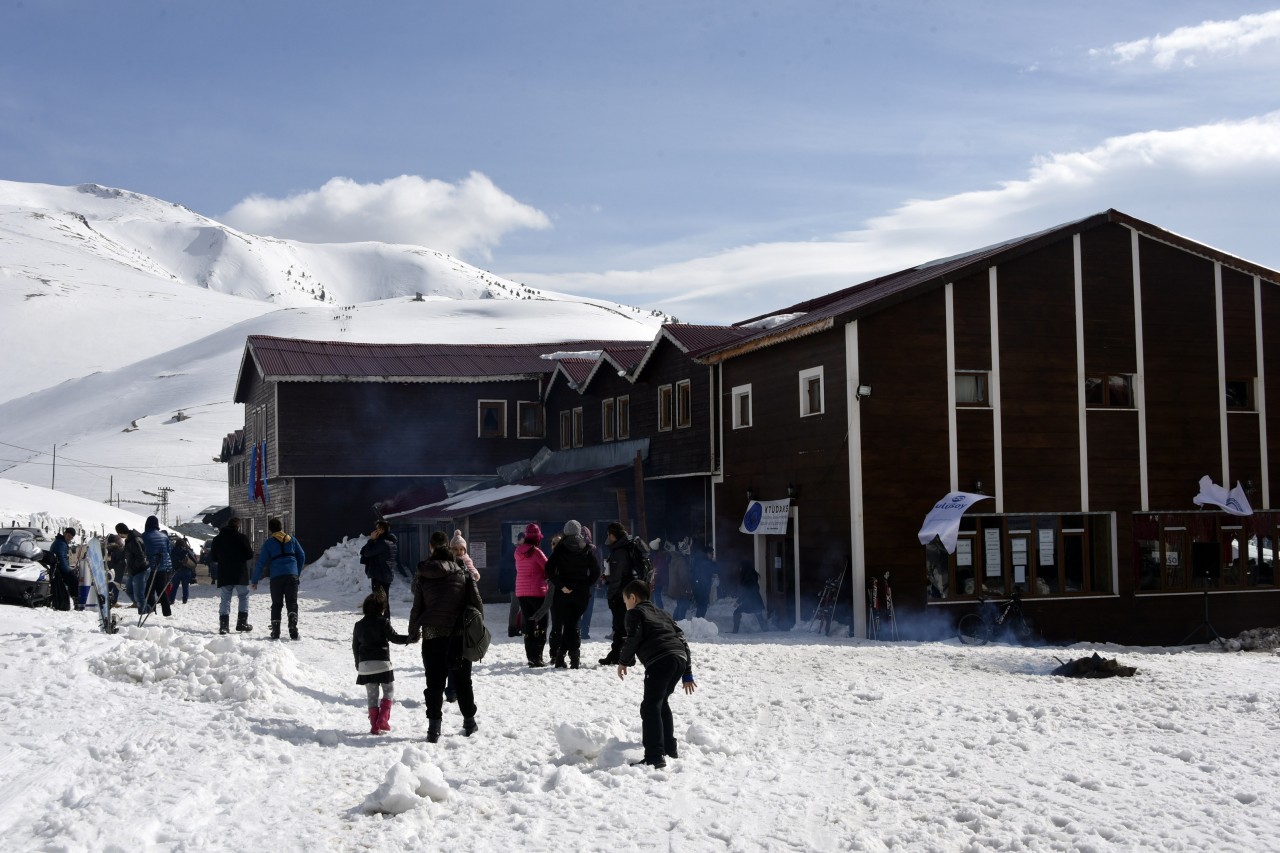 Yüzlerce üniversite öğrencisi Zigana dağında stres attı 39