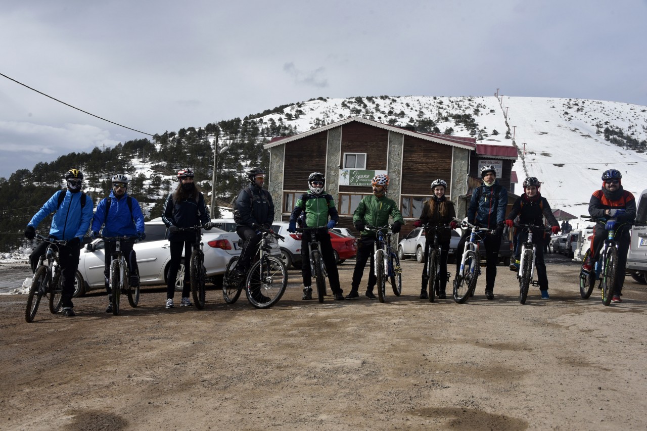 Yüzlerce üniversite öğrencisi Zigana dağında stres attı 44