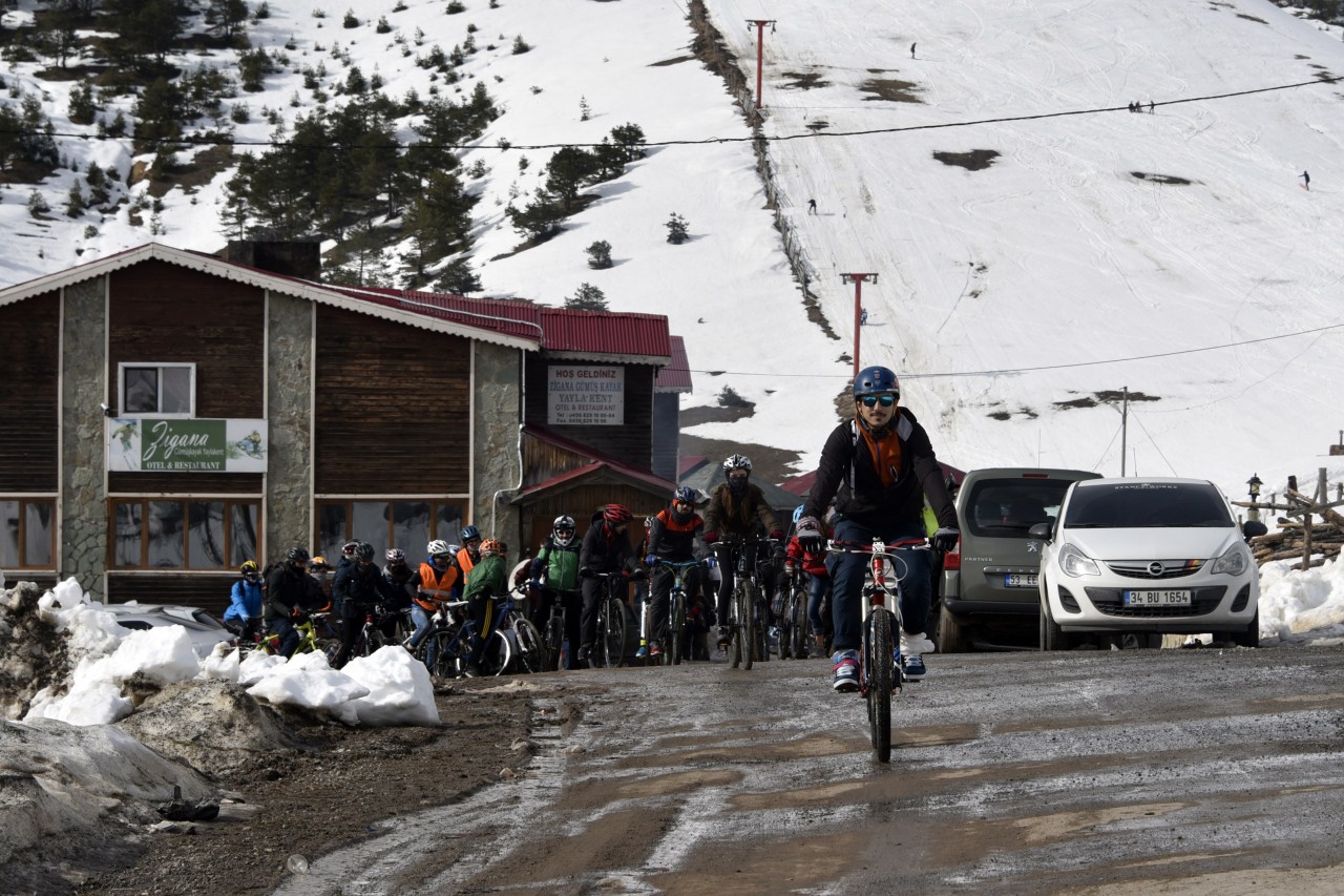 Yüzlerce üniversite öğrencisi Zigana dağında stres attı 46