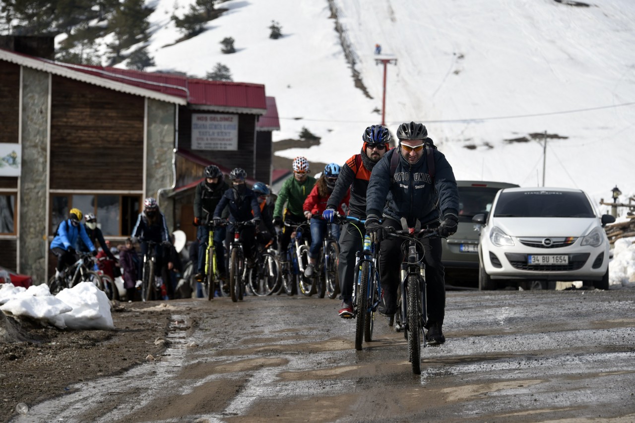 Yüzlerce üniversite öğrencisi Zigana dağında stres attı 47