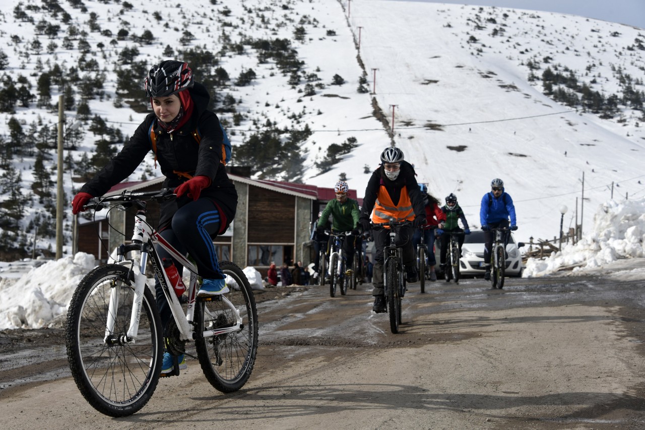 Yüzlerce üniversite öğrencisi Zigana dağında stres attı 49