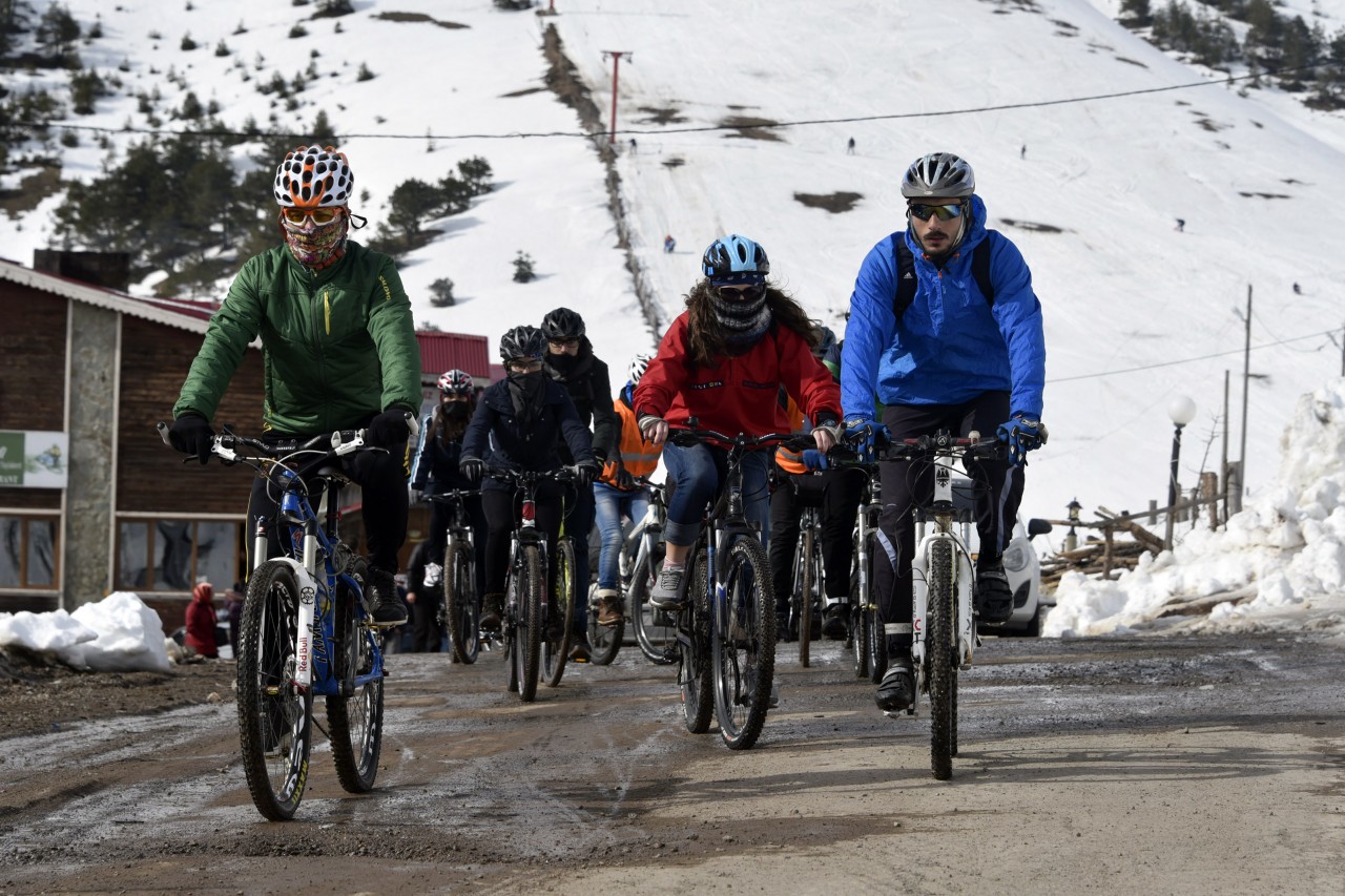 Yüzlerce üniversite öğrencisi Zigana dağında stres attı 50
