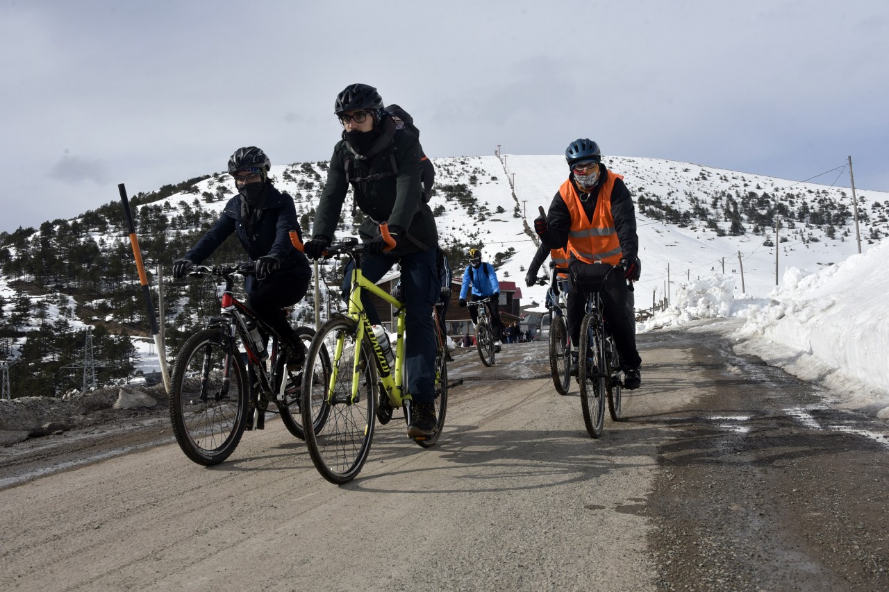 Yüzlerce üniversite öğrencisi Zigana dağında stres attı 53