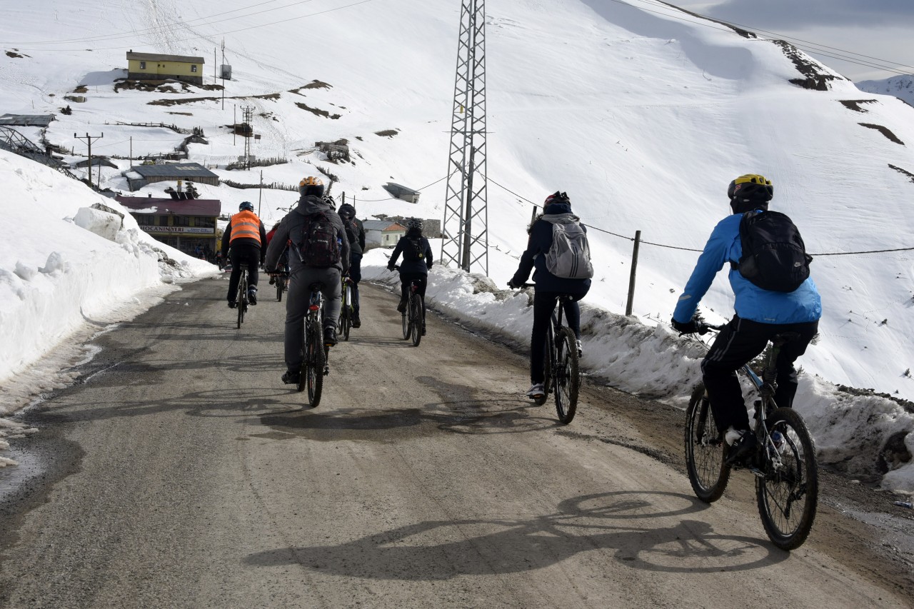 Yüzlerce üniversite öğrencisi Zigana dağında stres attı 54