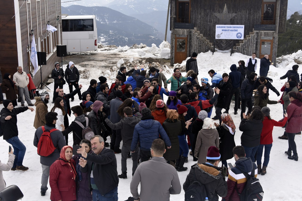 Yüzlerce üniversite öğrencisi Zigana dağında stres attı 59