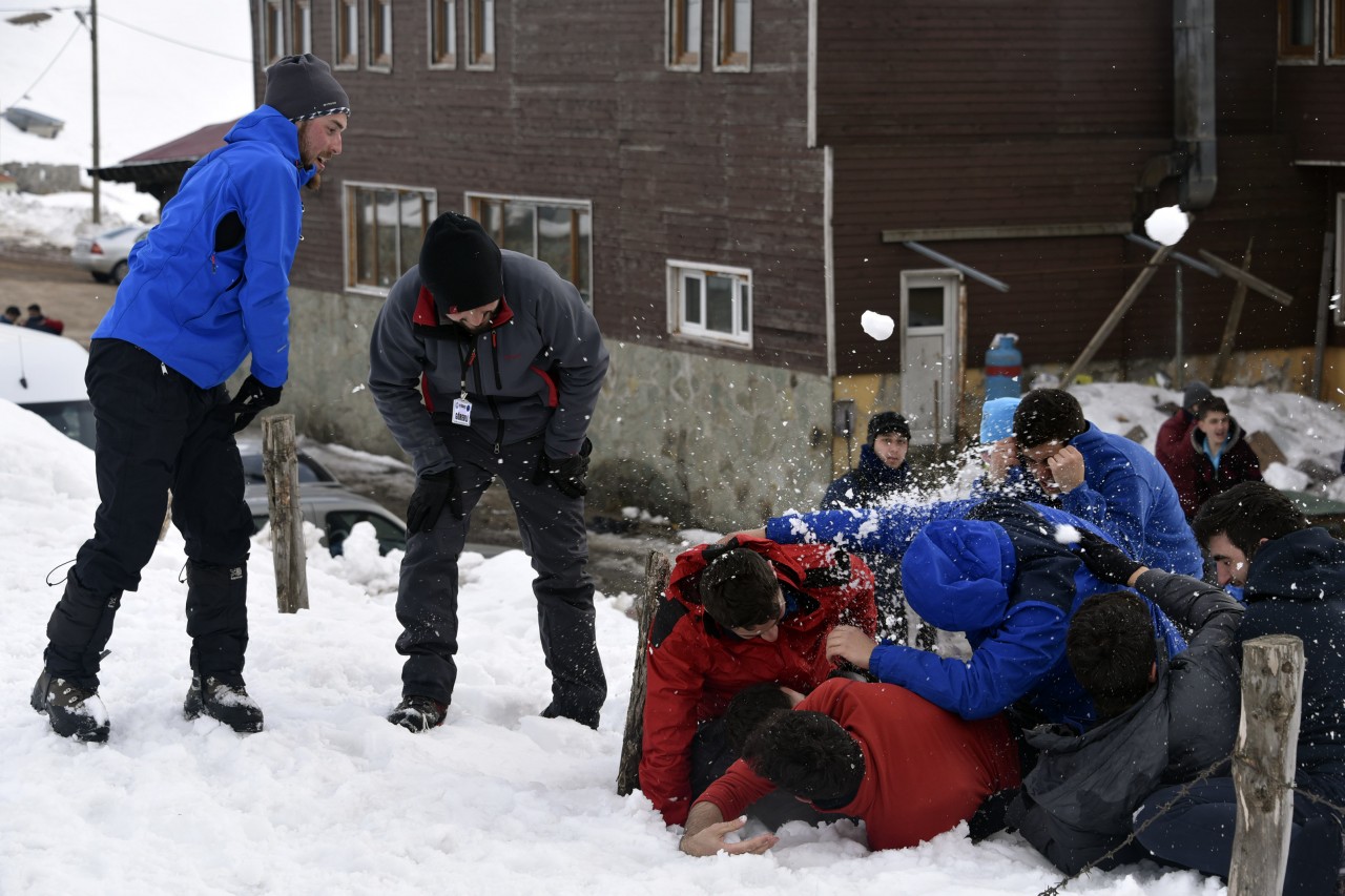 Yüzlerce üniversite öğrencisi Zigana dağında stres attı 61