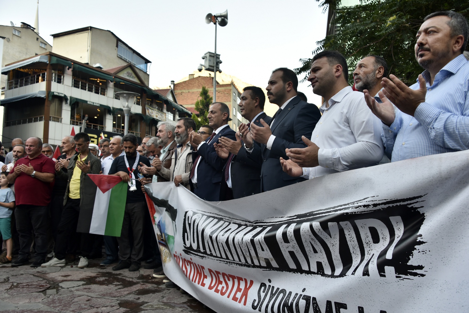 Gümüşhane’de yüzlerce kişi Haniye ve Filistin için yürüdü 20