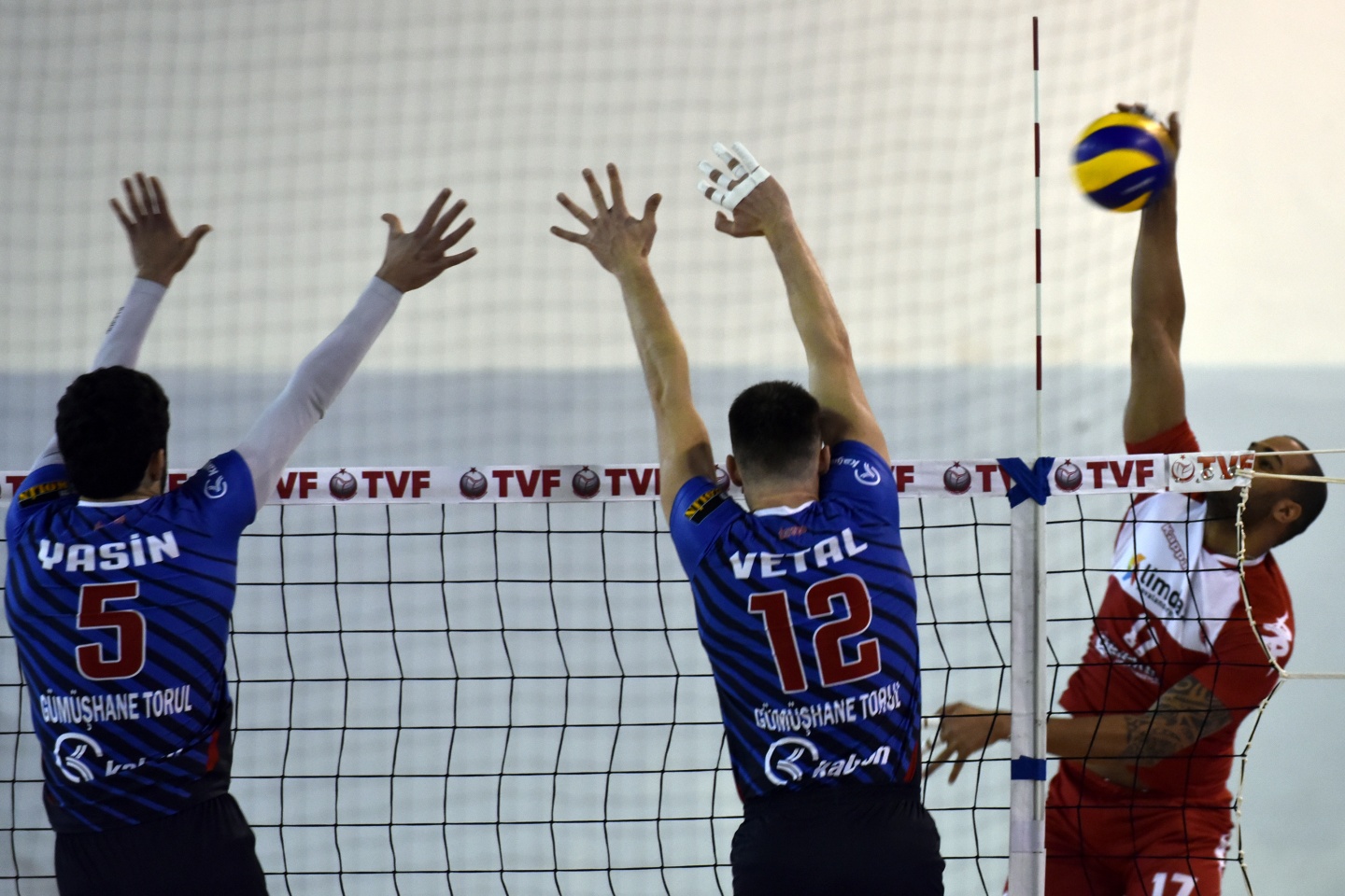 Voleybol derbisi Torul’un: 3-0 4