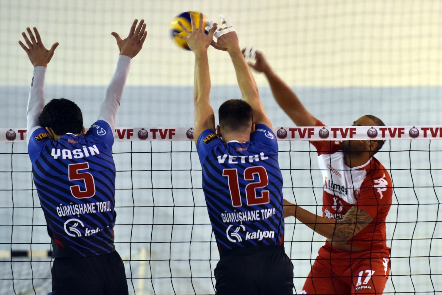 Voleybol derbisi Torul’un: 3-0 11