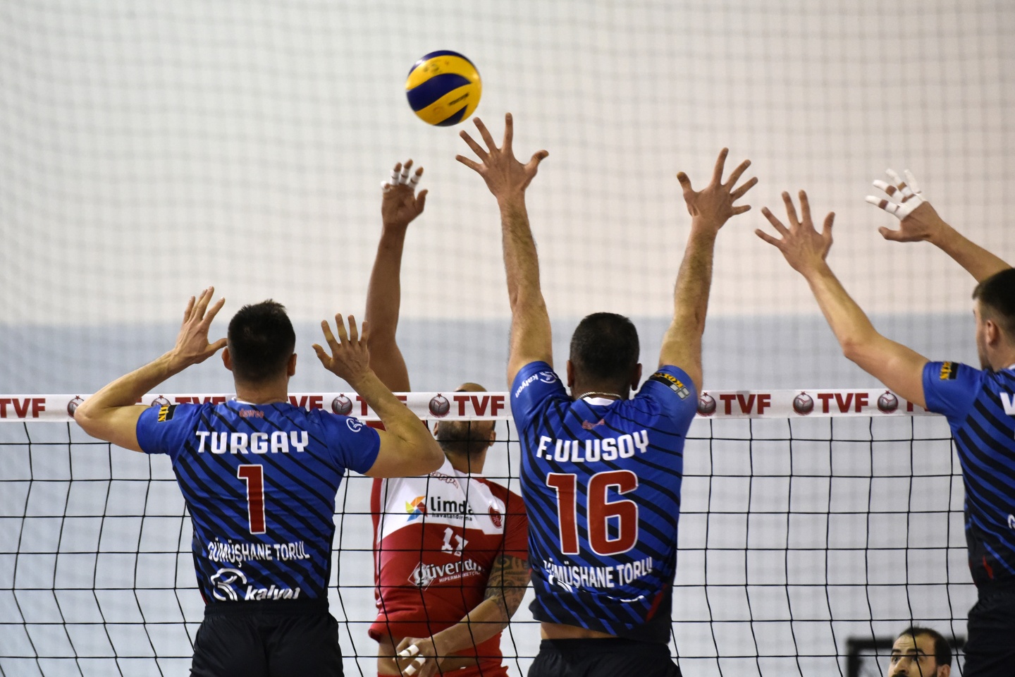 Voleybol derbisi Torul’un: 3-0 12
