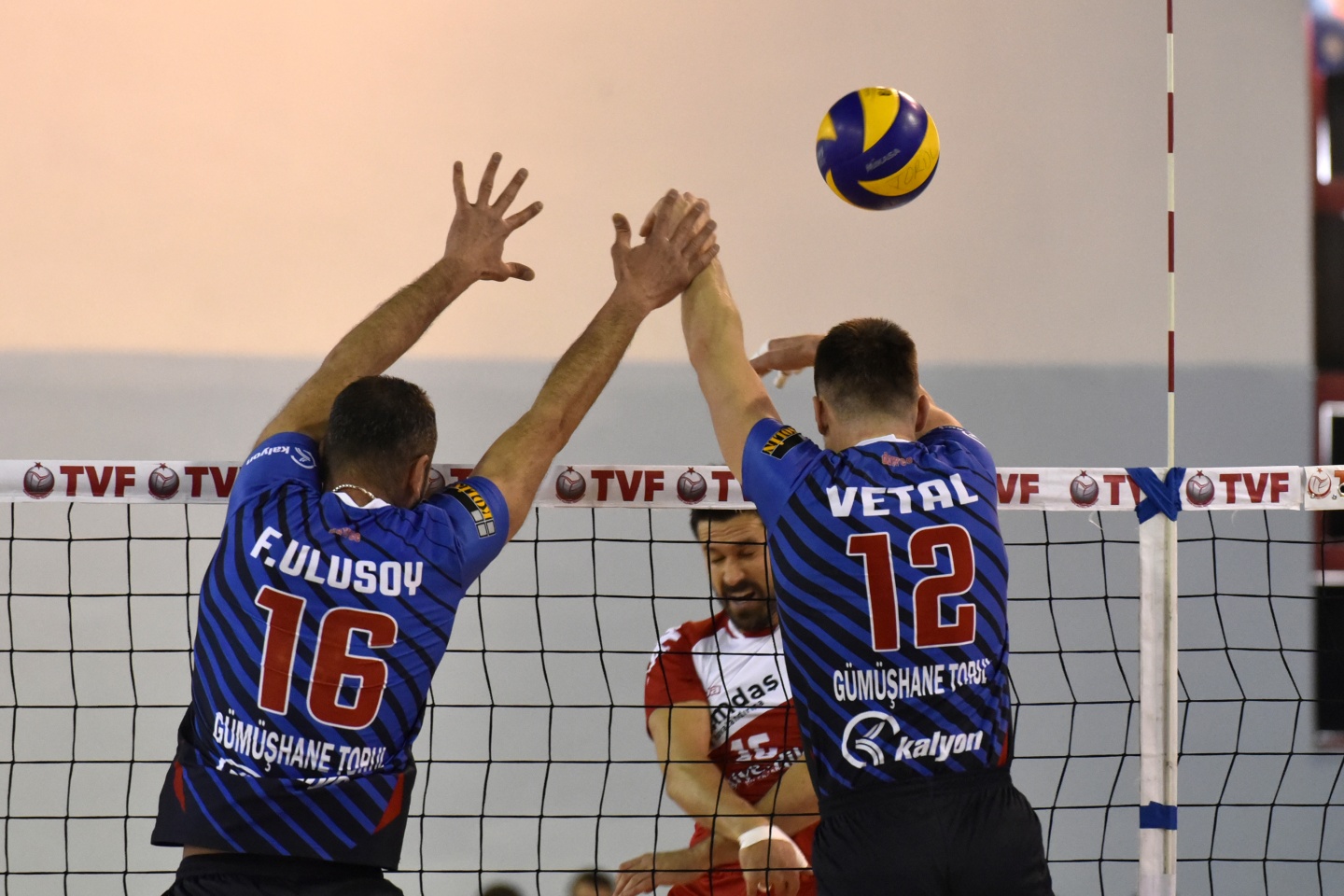 Voleybol derbisi Torul’un: 3-0 8