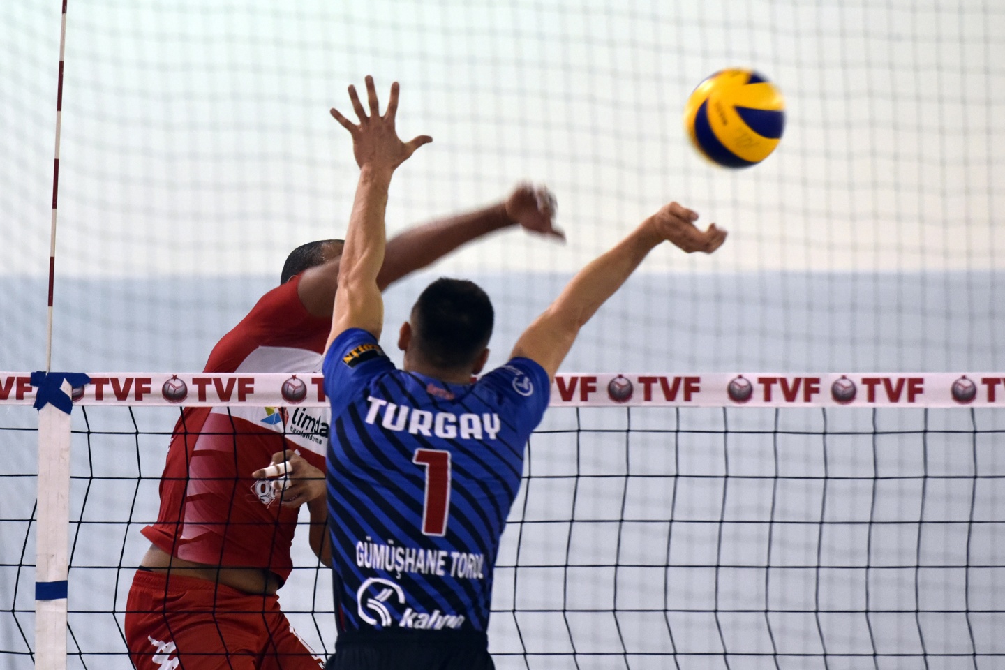 Voleybol derbisi Torul’un: 3-0 16
