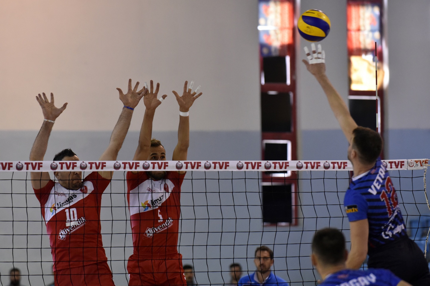 Voleybol derbisi Torul’un: 3-0 15