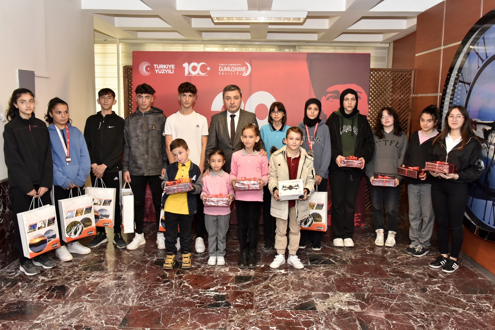 Öğrencilerin 100.yıl hediyesi dron oldu 2