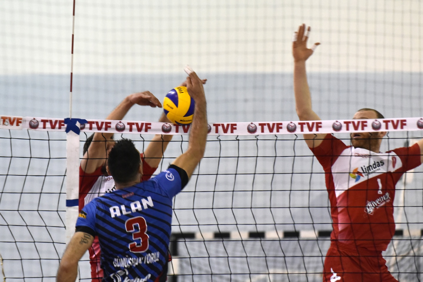 Voleybol derbisi Torul’un: 3-0 22