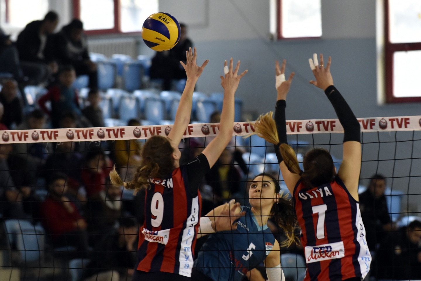 Gümüş Kızlar değil taraftar üzdü 3