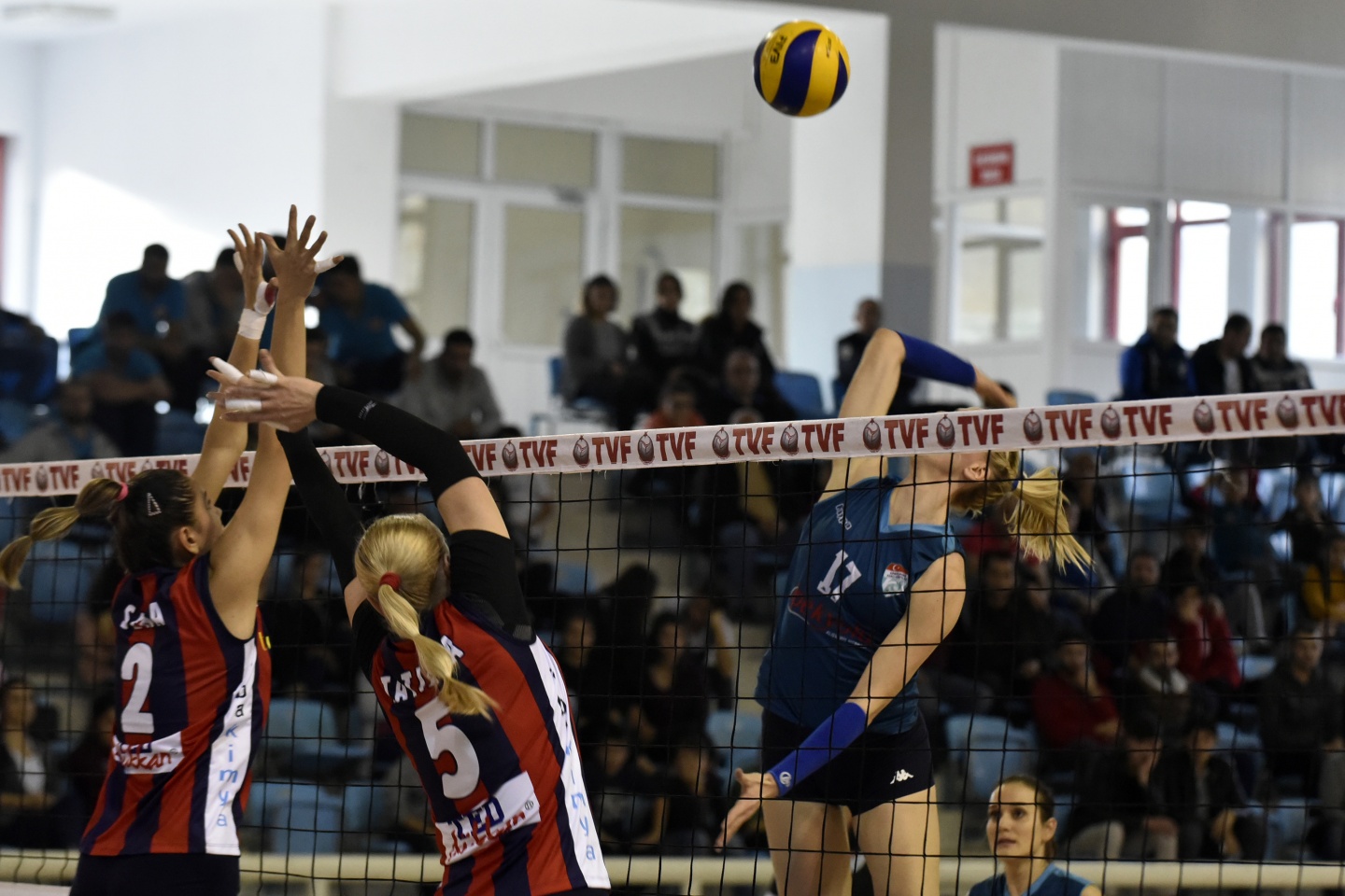 Gümüş Kızlar değil taraftar üzdü 4