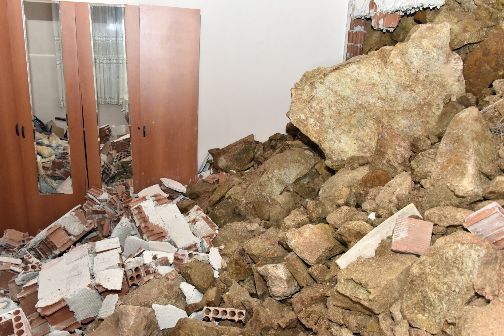 Gümüşhane’de dağdan kopan kaya parçaları evin içine doldu 4