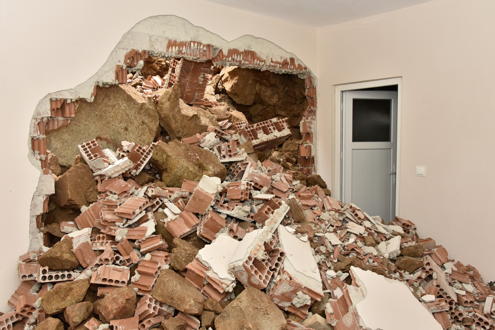 Gümüşhane’de dağdan kopan kaya parçaları evin içine doldu 6