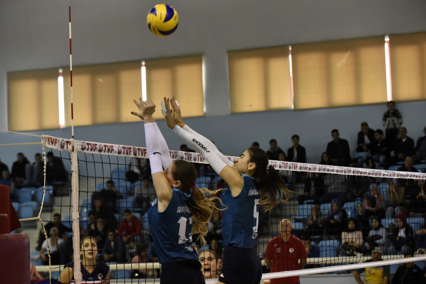 Gümüş Kızlar değil taraftar üzdü 10