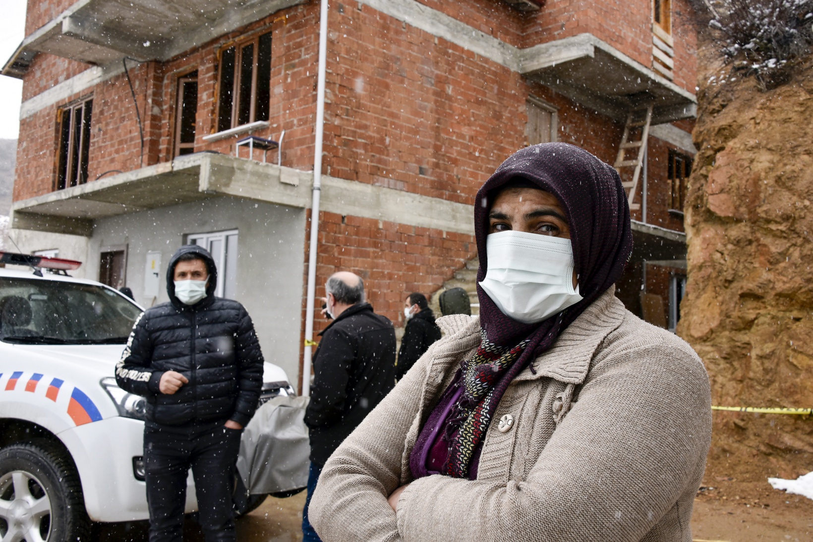 Gümüşhane’de dağdan kopan kaya parçaları evin içine doldu 3