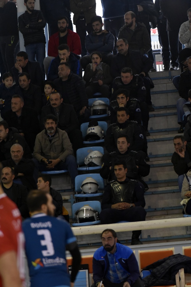 Voleybol derbisi Torul’un: 3-0 30