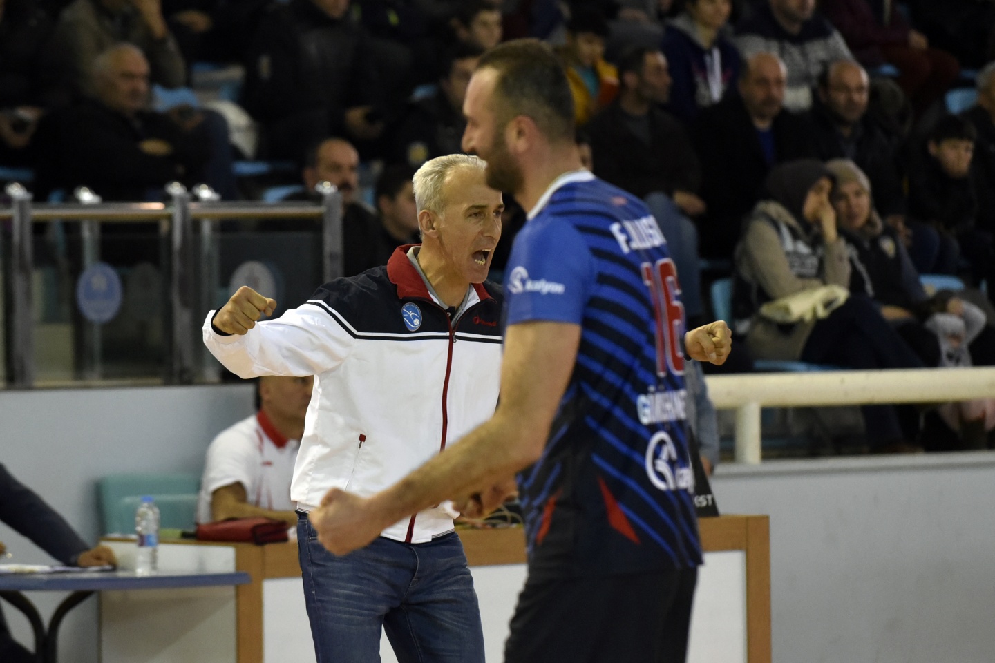 Voleybol derbisi Torul’un: 3-0 35