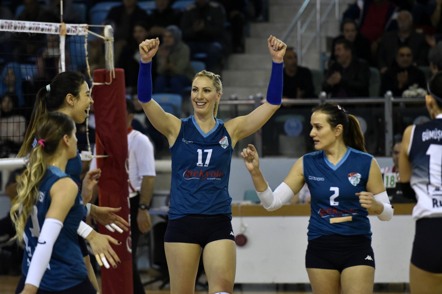 Gümüş Kızlar değil taraftar üzdü 16