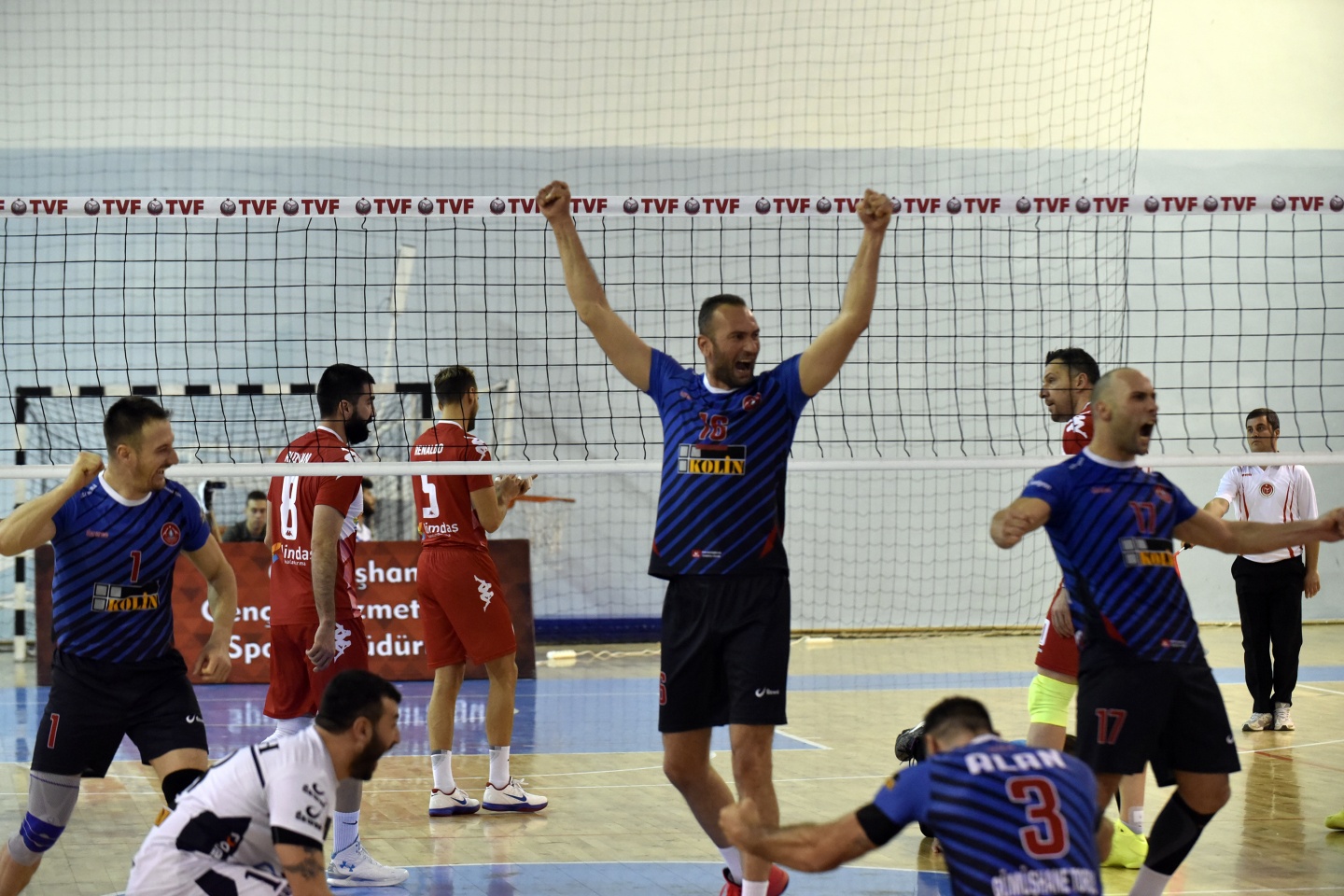 Voleybol derbisi Torul’un: 3-0 45