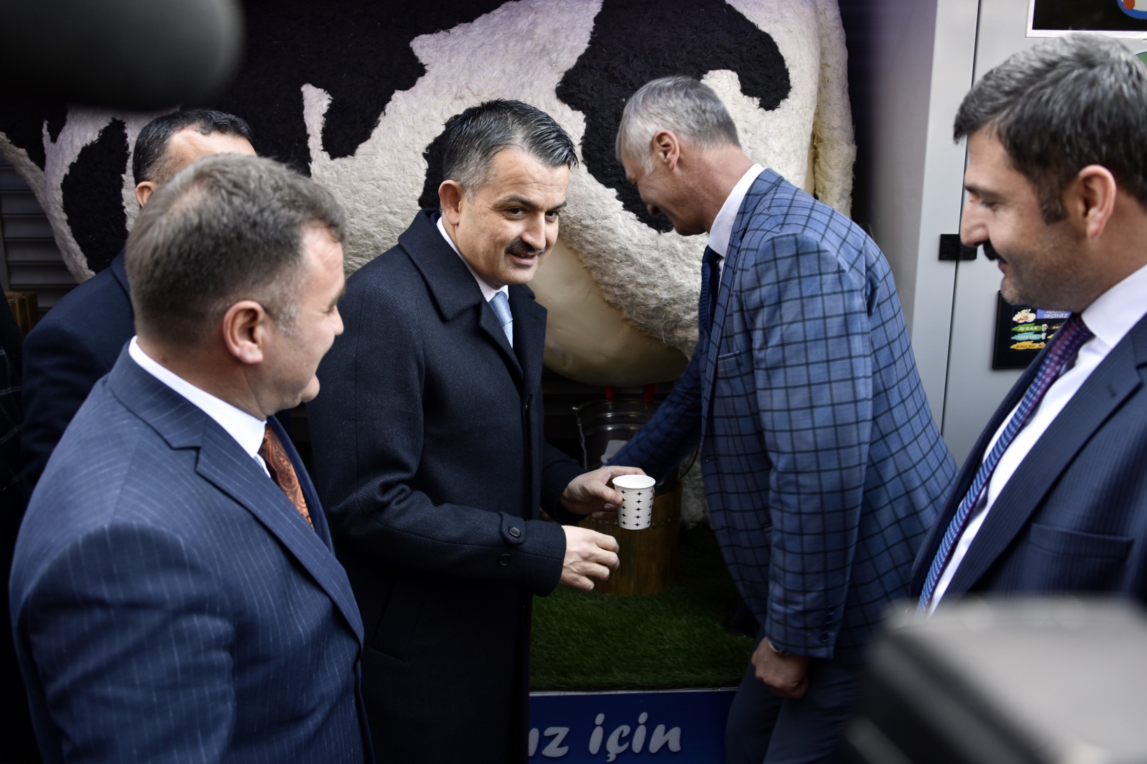 Bakan Pakdemirli ‘Akıllı İnek’ projesinin açılışını gerçekleştirdi, Gümüşsu Fabrikasını inceledi 3