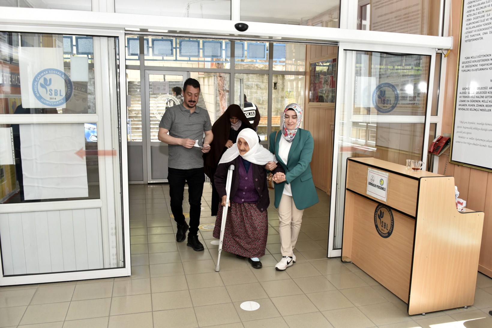 112 yaşında yürüyerek oy vermeye geldi 5