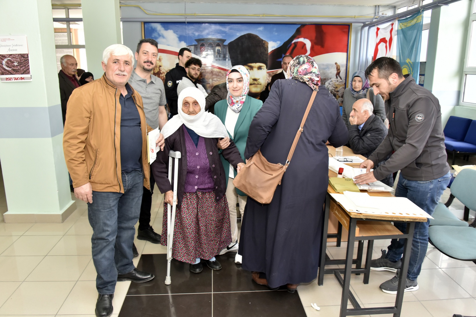 112 yaşında yürüyerek oy vermeye geldi 1