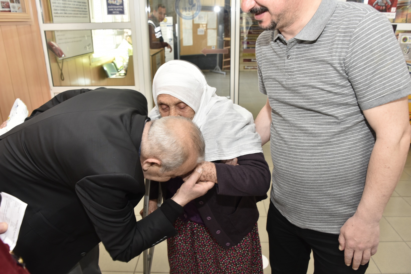 112 yaşında yürüyerek oy vermeye geldi 8