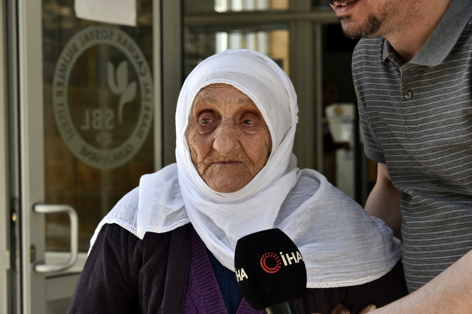 112 yaşında yürüyerek oy vermeye geldi 6