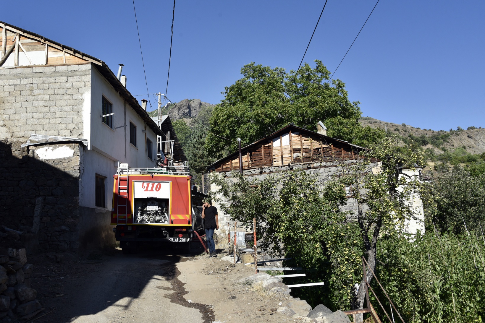 Gümüşhane'deki yangında bahçeler küle döndü 1