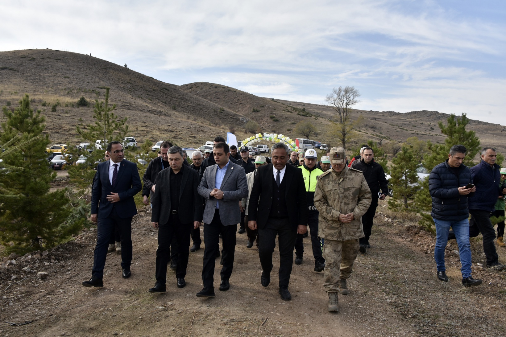 Ömer Dede için 2 bin 23 fidan toprakla buluştu 25