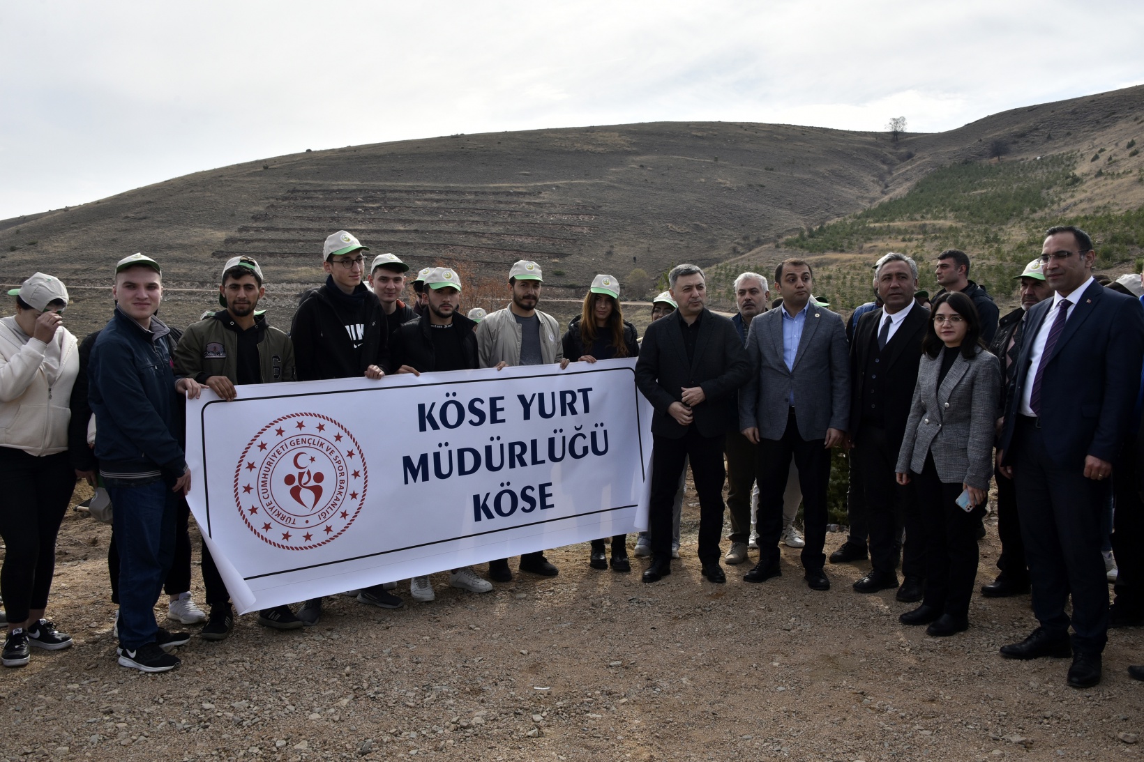 Ömer Dede için 2 bin 23 fidan toprakla buluştu 35