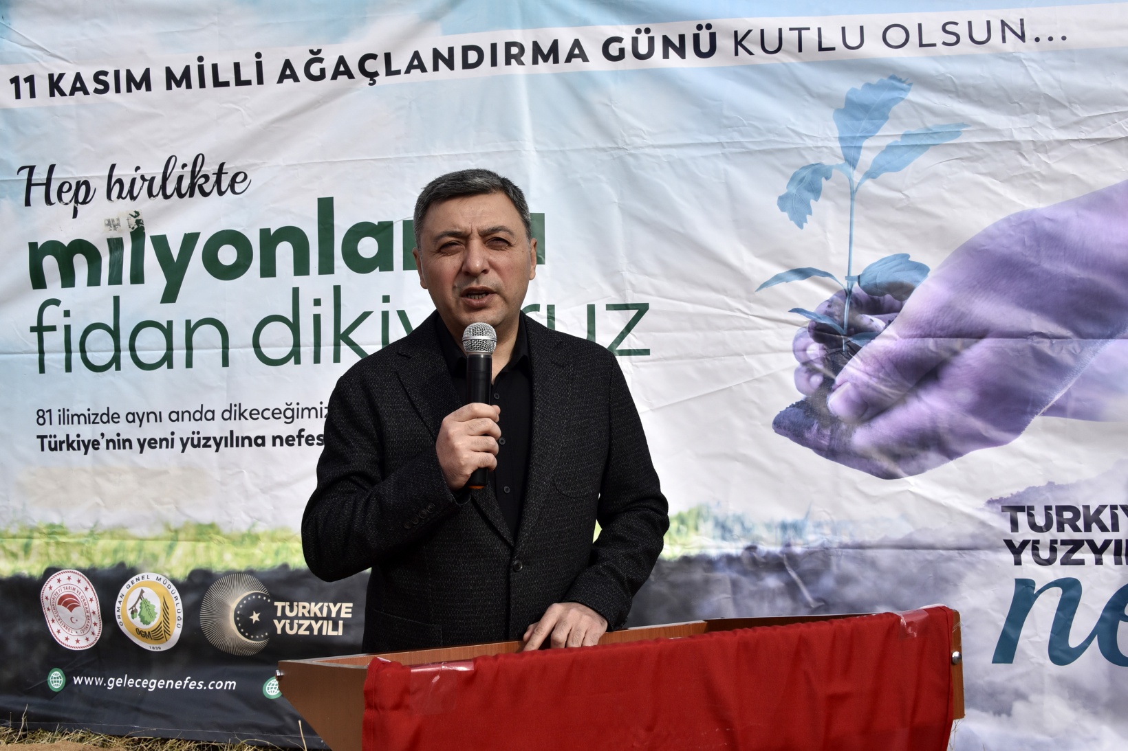 Ömer Dede için 2 bin 23 fidan toprakla buluştu 2