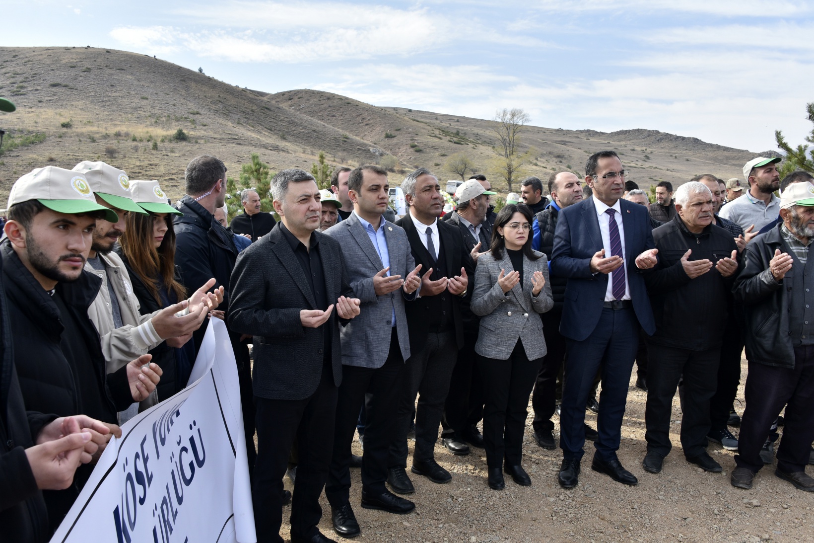Ömer Dede için 2 bin 23 fidan toprakla buluştu 6
