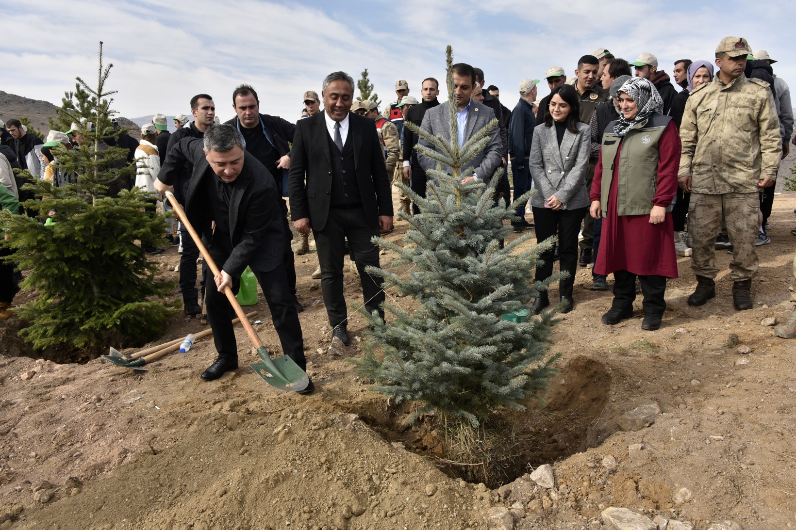 Ömer Dede için 2 bin 23 fidan toprakla buluştu 32