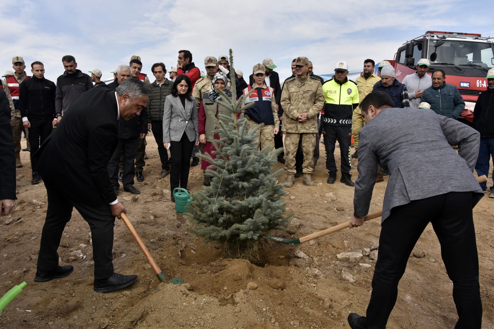 Ömer Dede için 2 bin 23 fidan toprakla buluştu 29