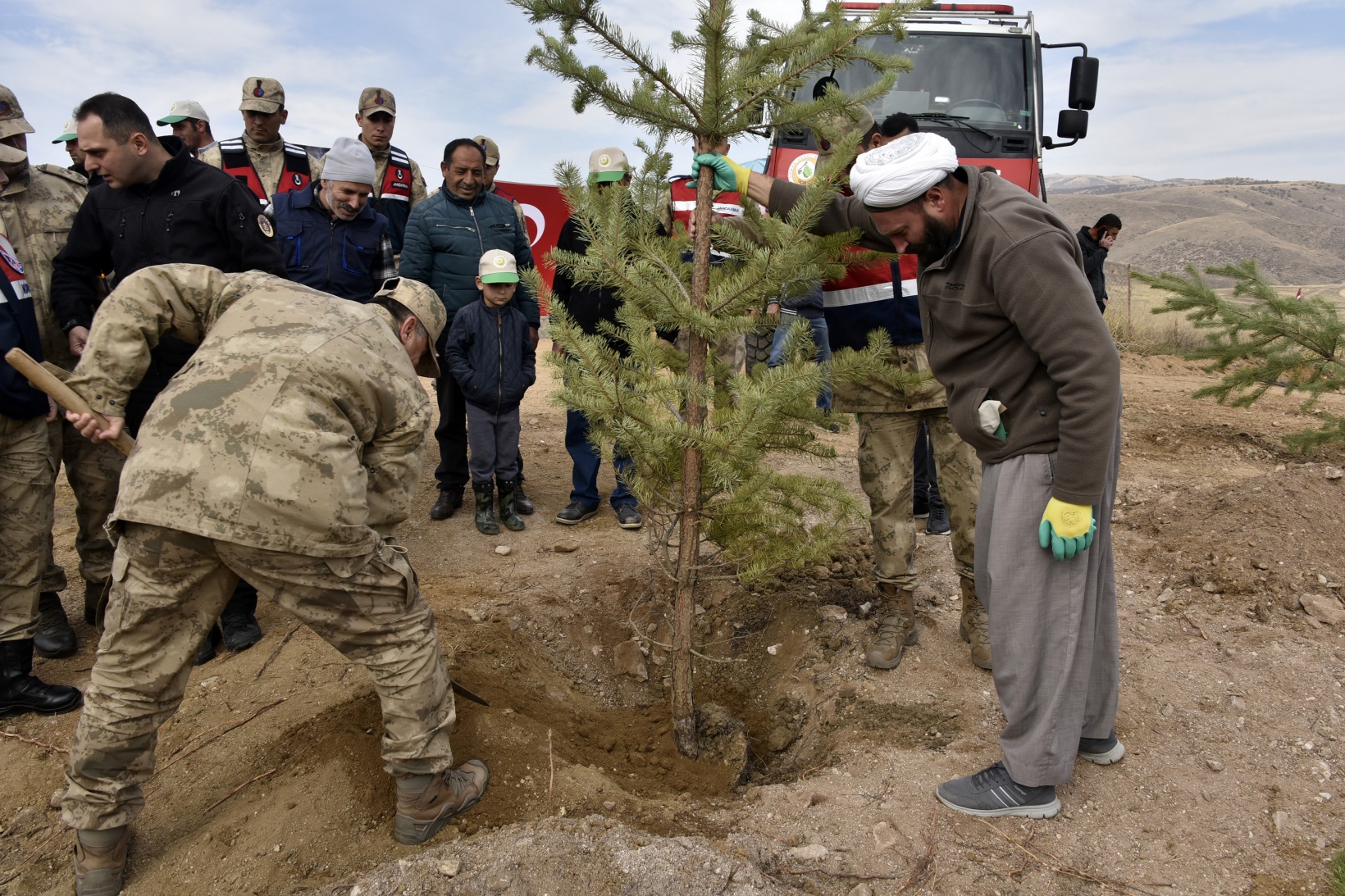 Ömer Dede için 2 bin 23 fidan toprakla buluştu 24
