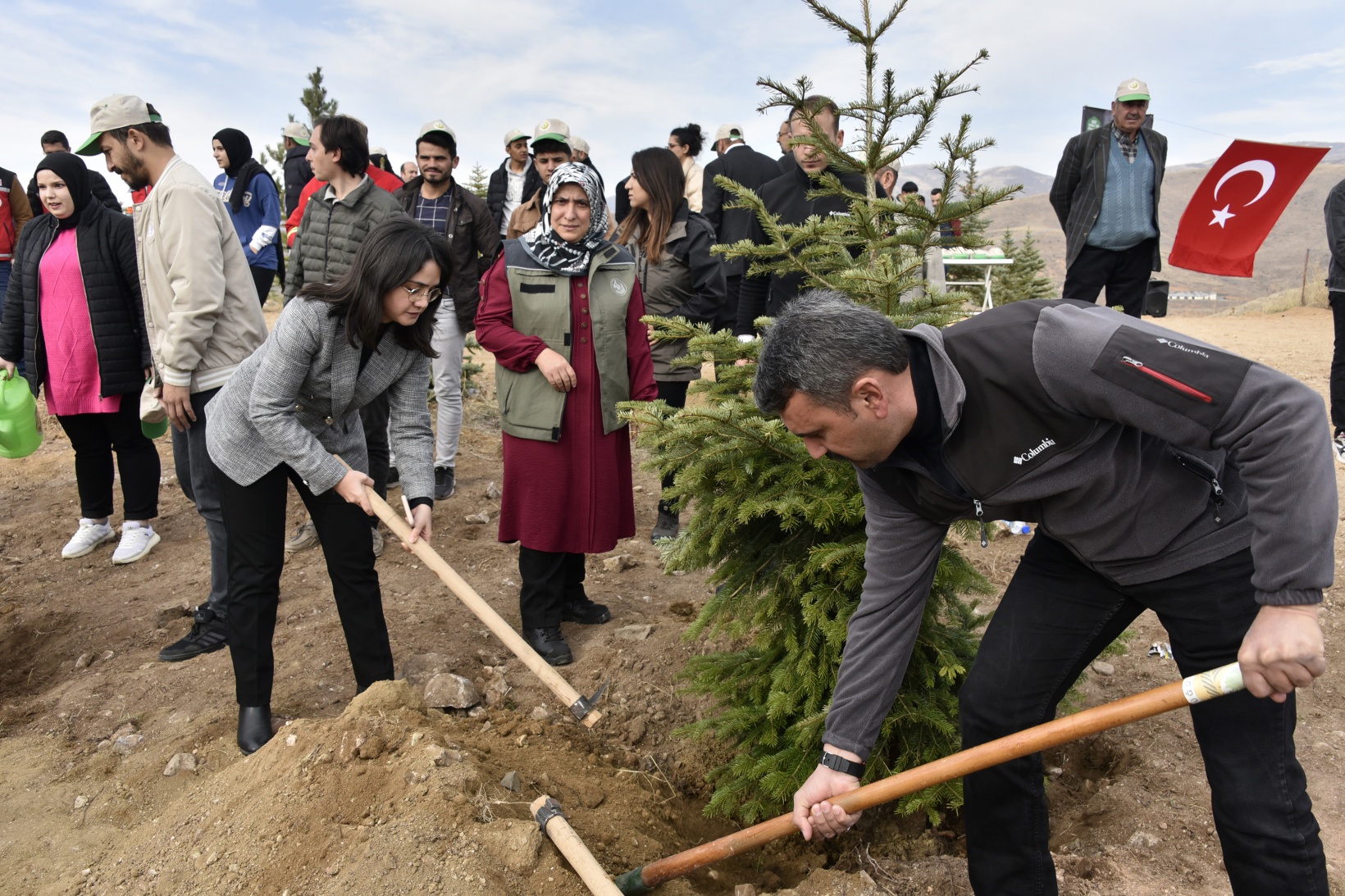 Ömer Dede için 2 bin 23 fidan toprakla buluştu 31