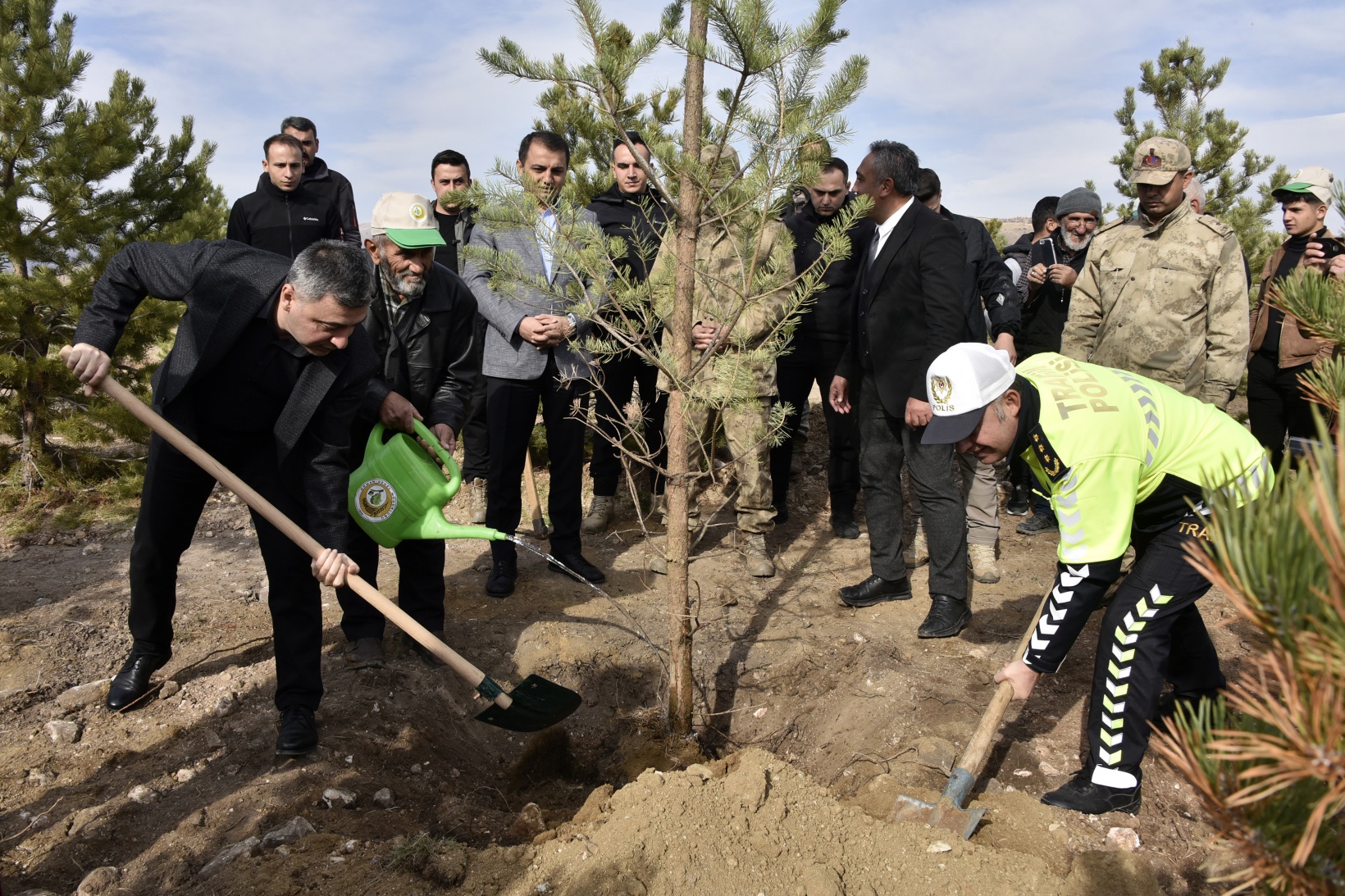 Ömer Dede için 2 bin 23 fidan toprakla buluştu 27