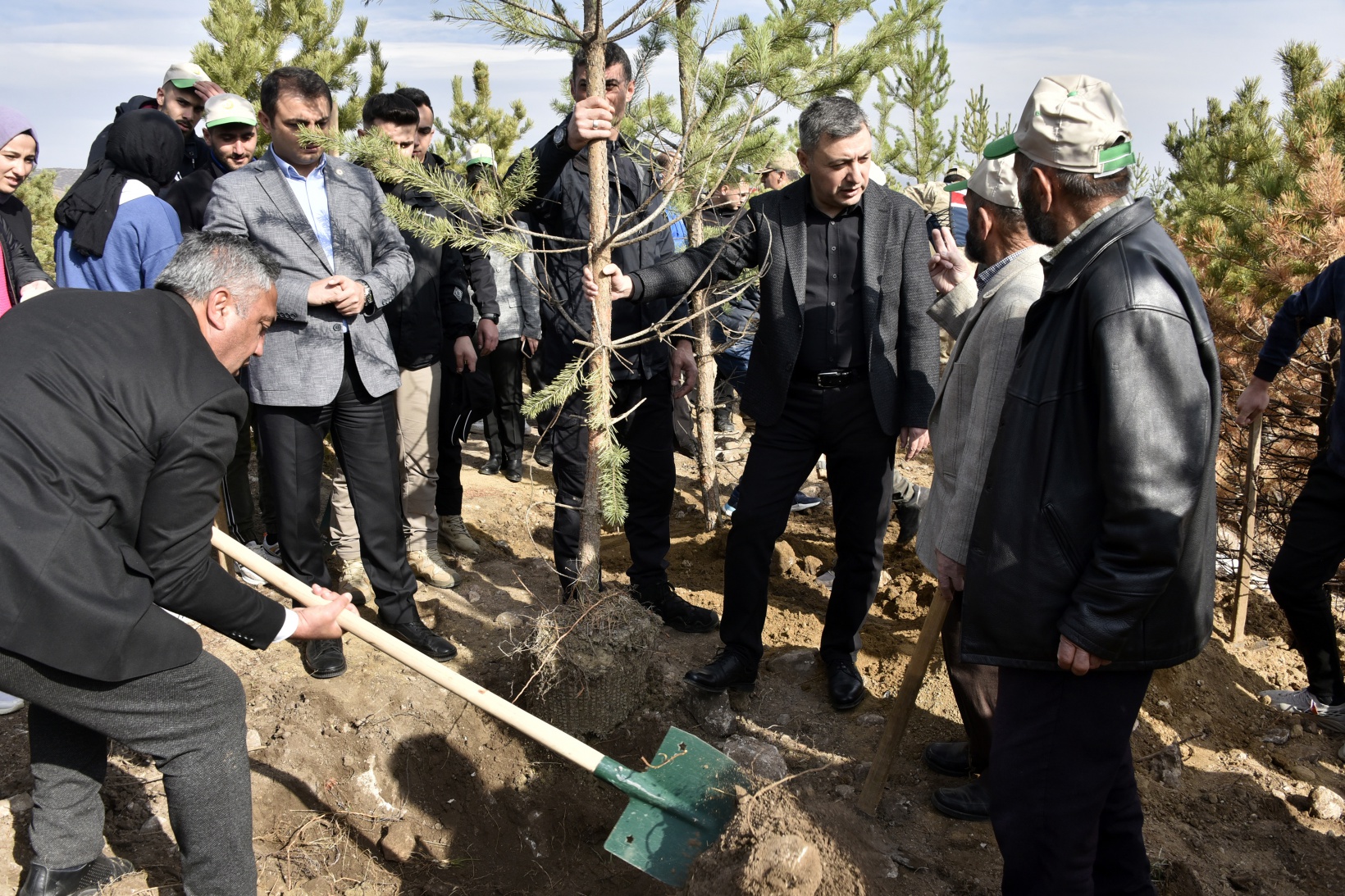 Ömer Dede için 2 bin 23 fidan toprakla buluştu 23