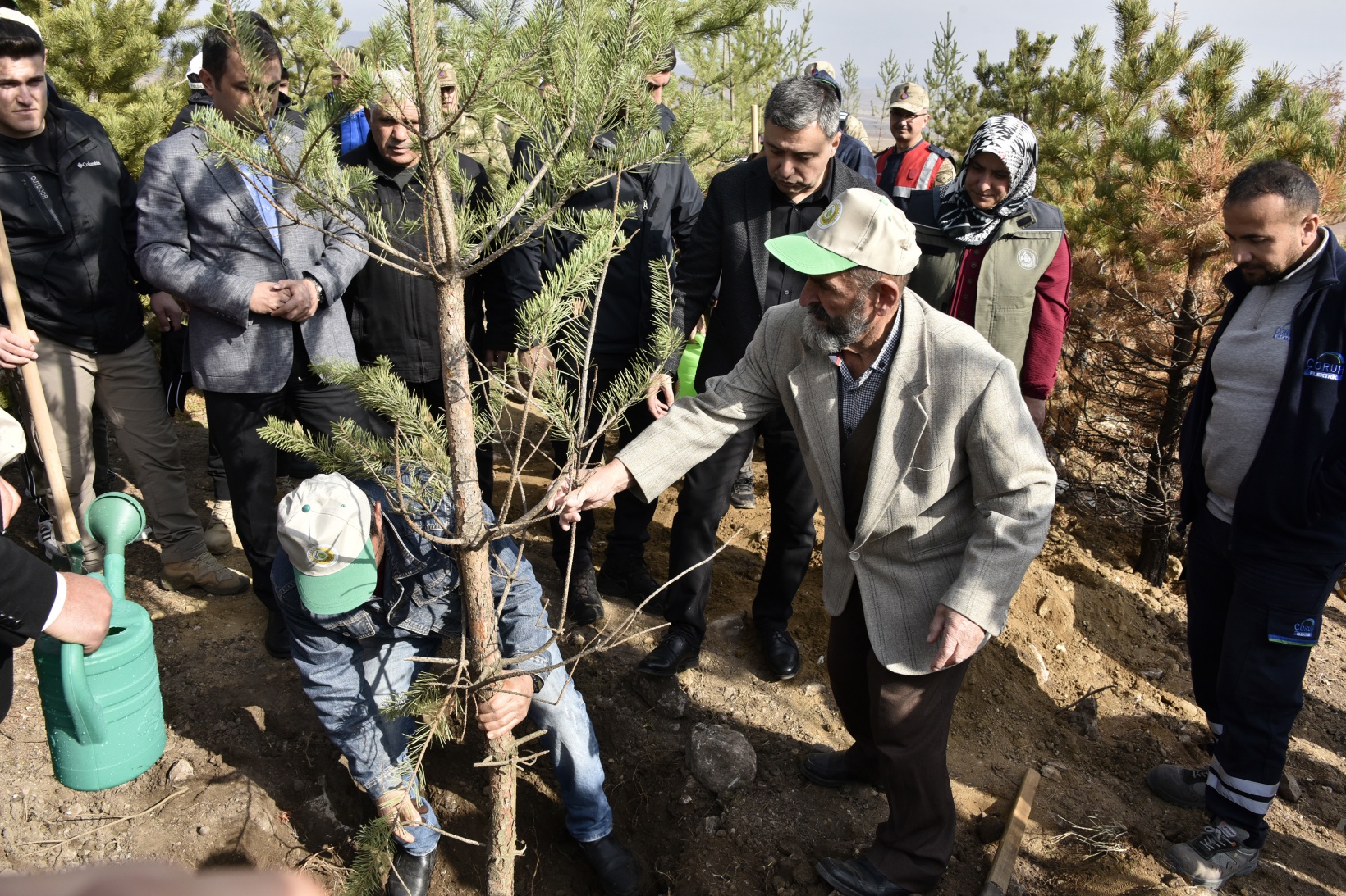Ömer Dede için 2 bin 23 fidan toprakla buluştu 21